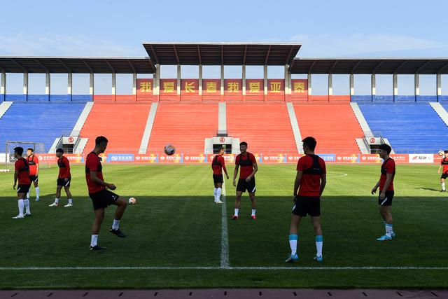 王哲林25+8上海力克广州 布朗21分焦泊乔20+8