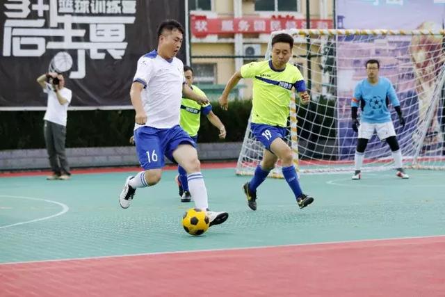 约基奇缺阵掘金大胜快船 文班10分马刺负雄鹿